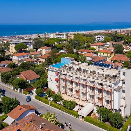 Hotel Nuova Sabrina Марина-ді-П'єтразанта Екстер'єр фото