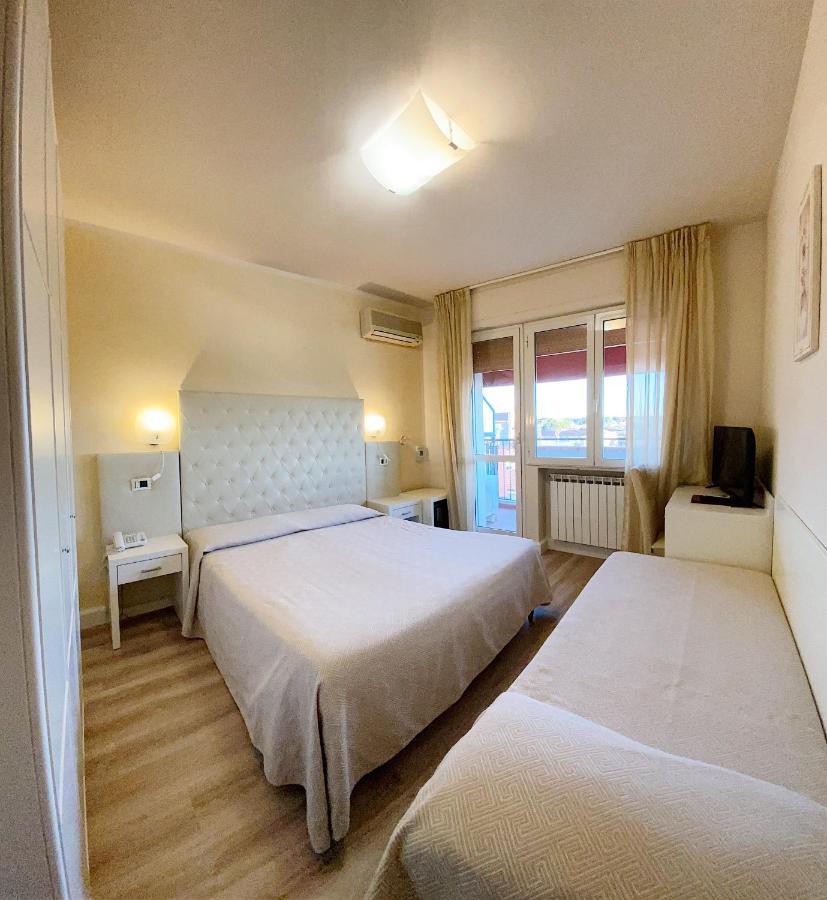 Hotel Nuova Sabrina Марина-ді-П'єтразанта Екстер'єр фото