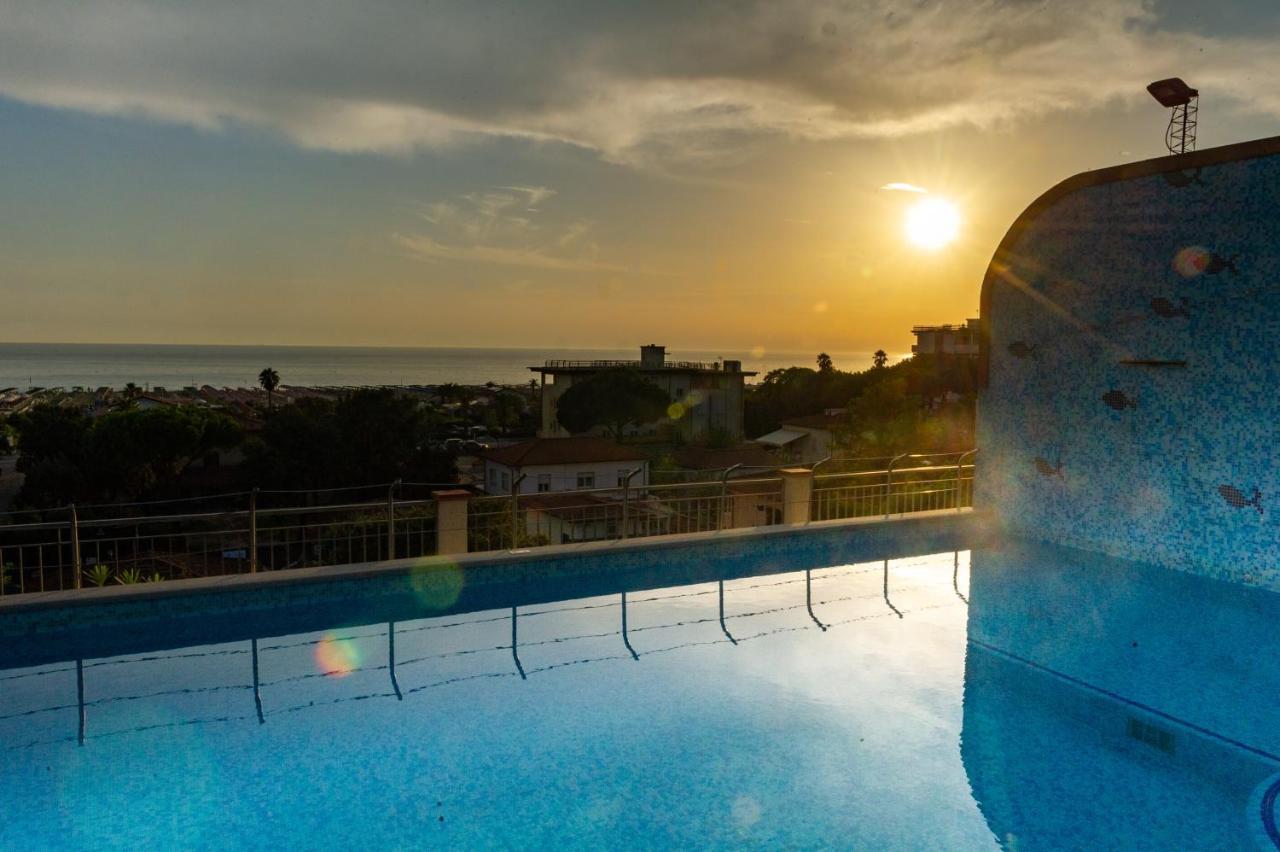 Hotel Nuova Sabrina Марина-ді-П'єтразанта Екстер'єр фото