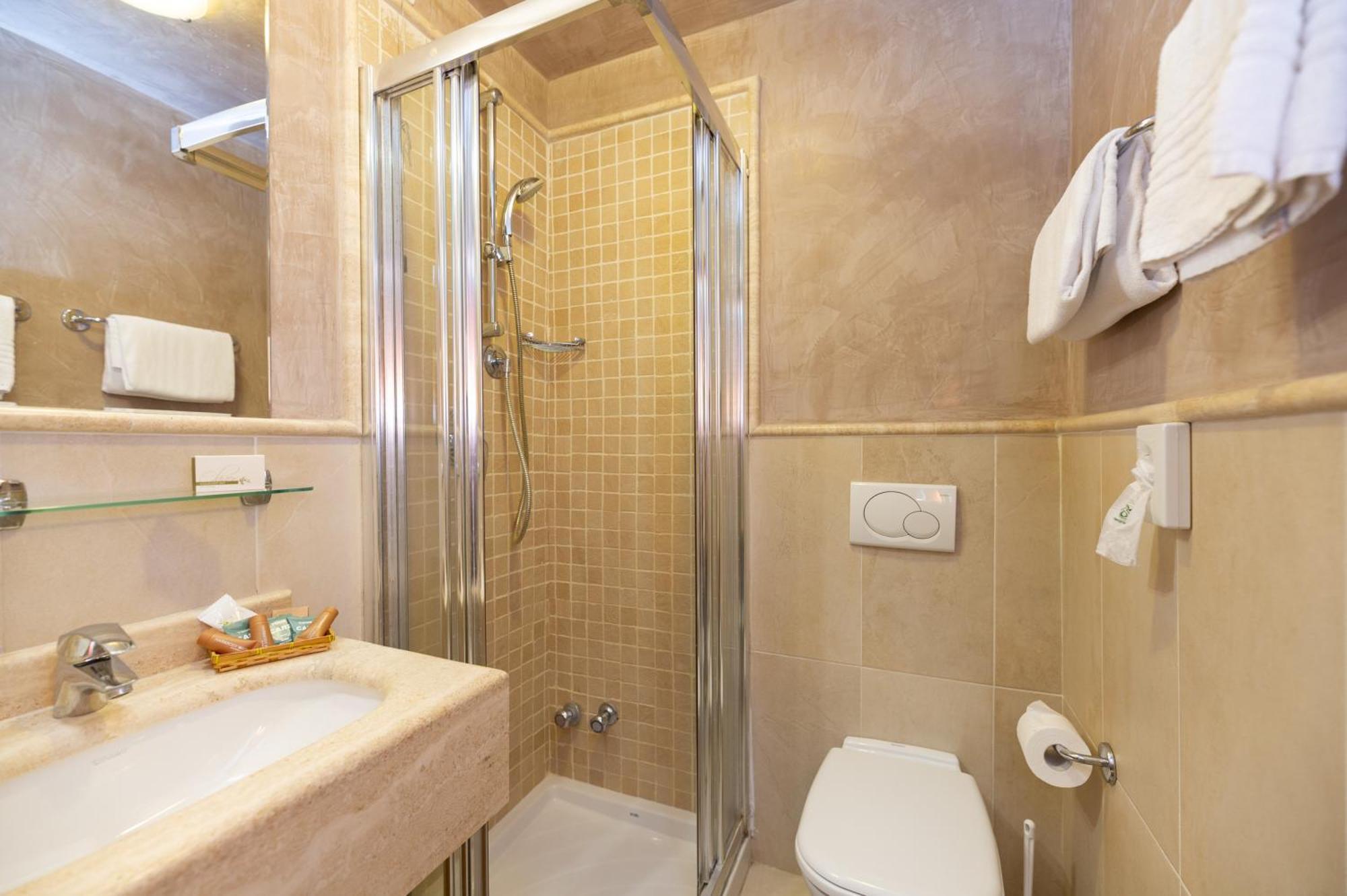 Hotel Nuova Sabrina Марина-ді-П'єтразанта Екстер'єр фото