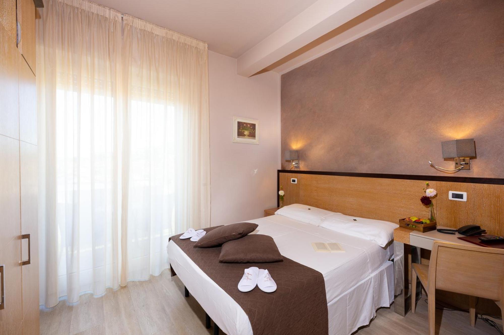 Hotel Nuova Sabrina Марина-ді-П'єтразанта Екстер'єр фото