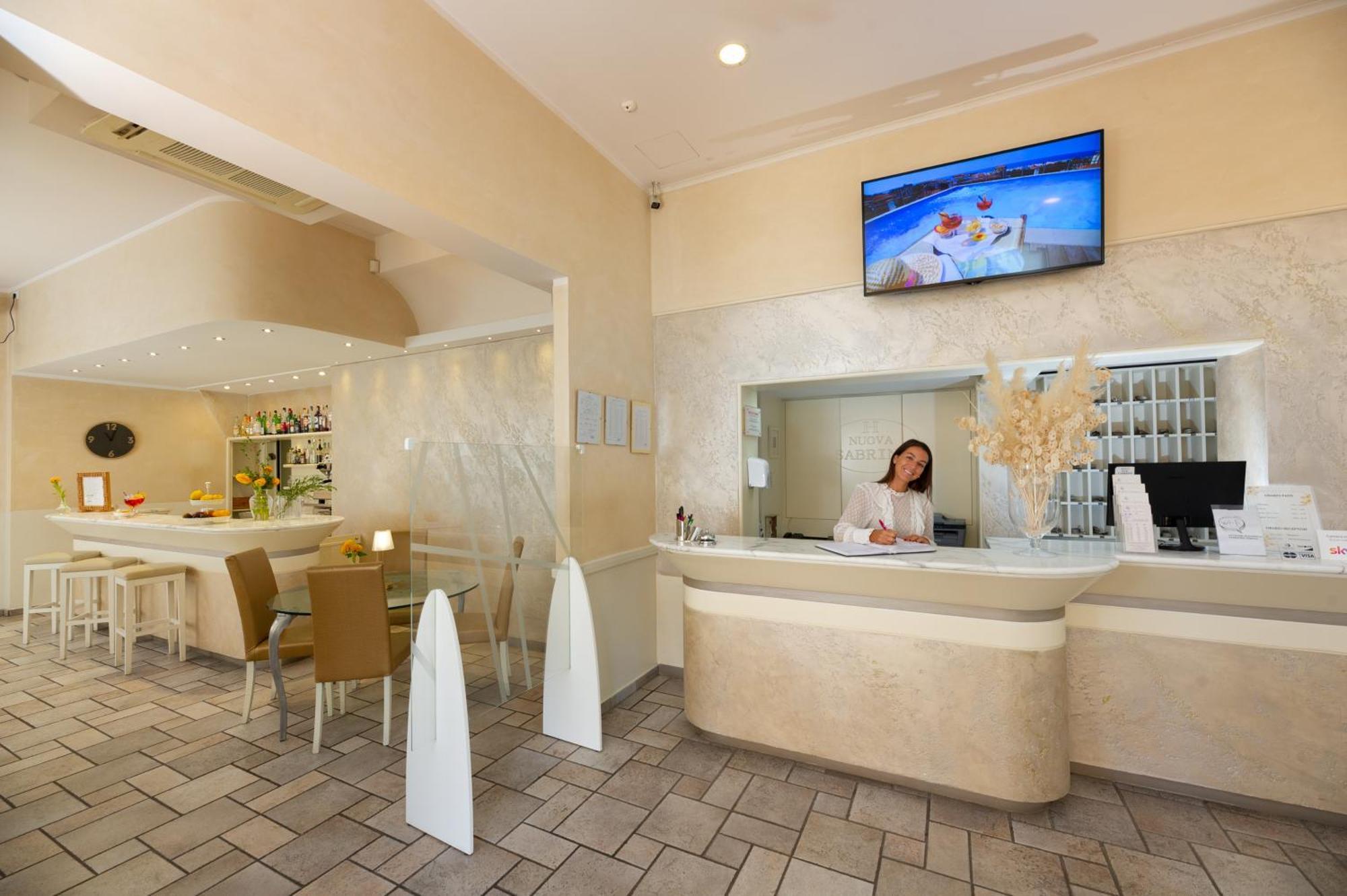 Hotel Nuova Sabrina Марина-ді-П'єтразанта Екстер'єр фото