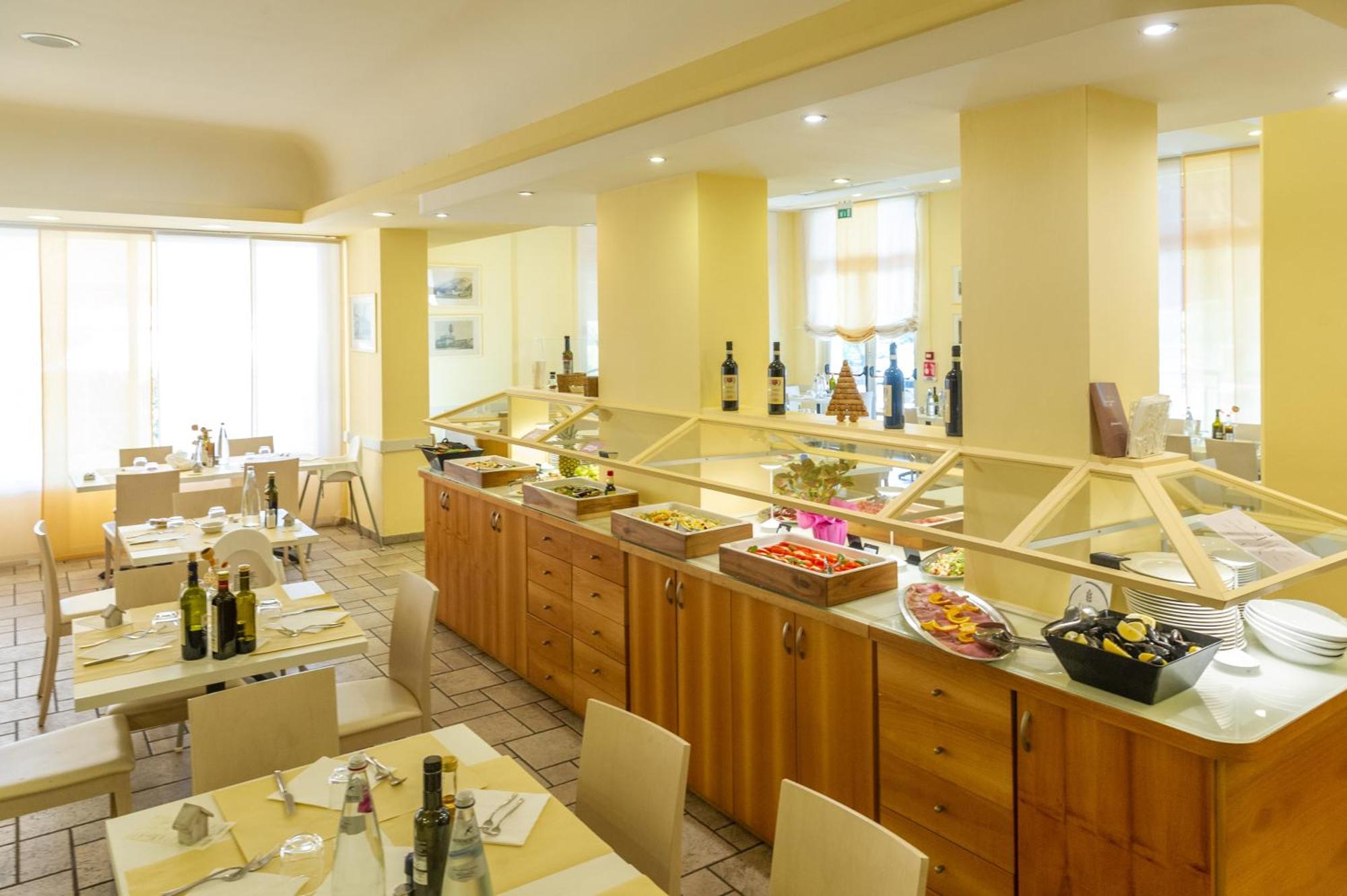 Hotel Nuova Sabrina Марина-ді-П'єтразанта Екстер'єр фото