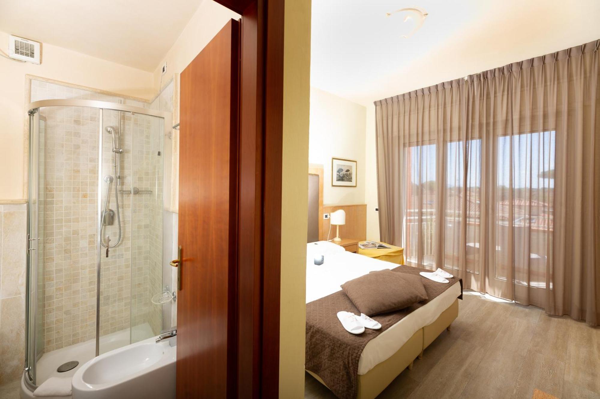 Hotel Nuova Sabrina Марина-ді-П'єтразанта Екстер'єр фото