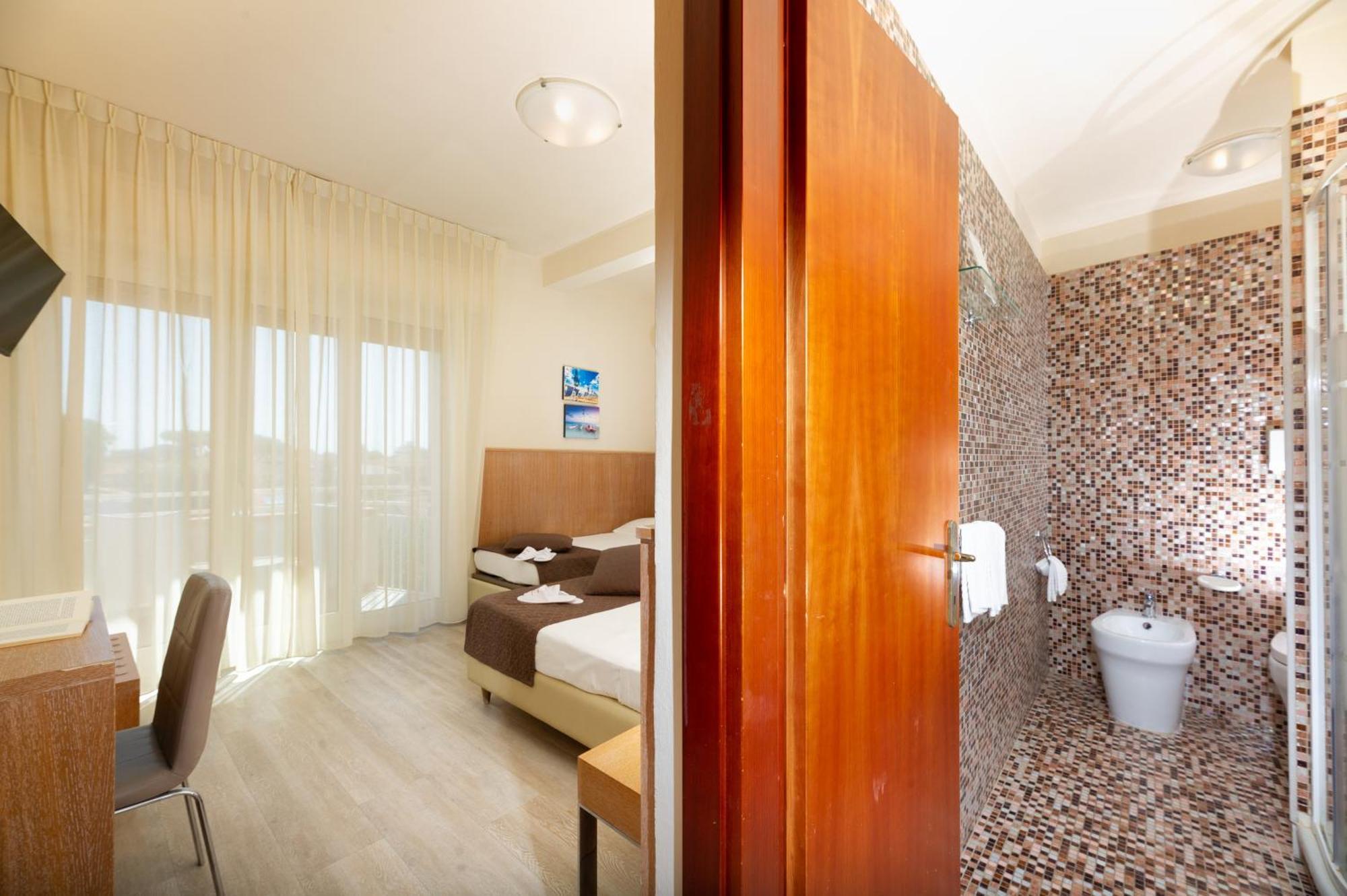 Hotel Nuova Sabrina Марина-ді-П'єтразанта Екстер'єр фото