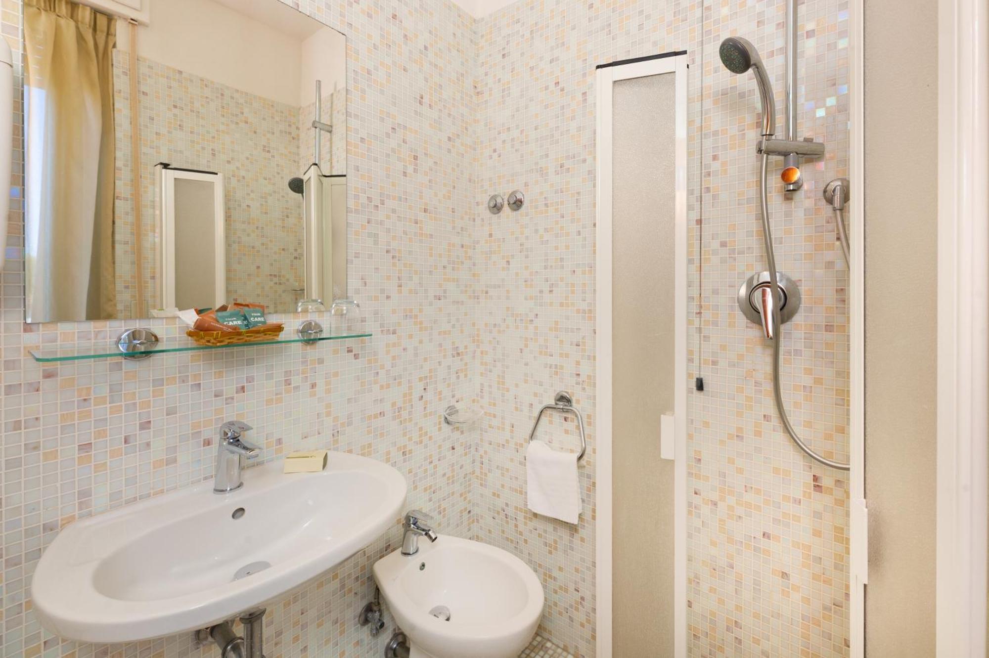 Hotel Nuova Sabrina Марина-ді-П'єтразанта Екстер'єр фото