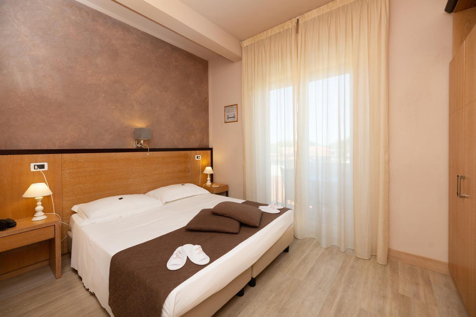 Hotel Nuova Sabrina Марина-ді-П'єтразанта Екстер'єр фото