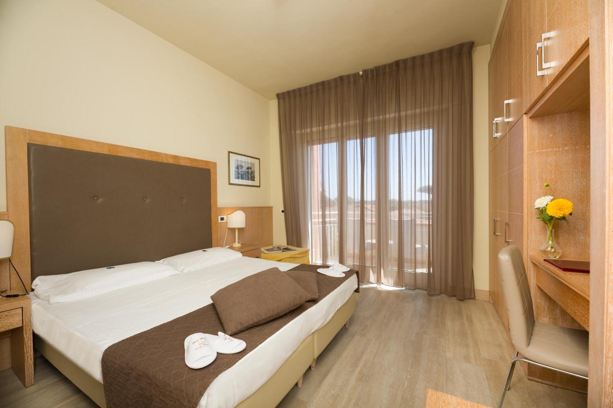 Hotel Nuova Sabrina Марина-ді-П'єтразанта Екстер'єр фото