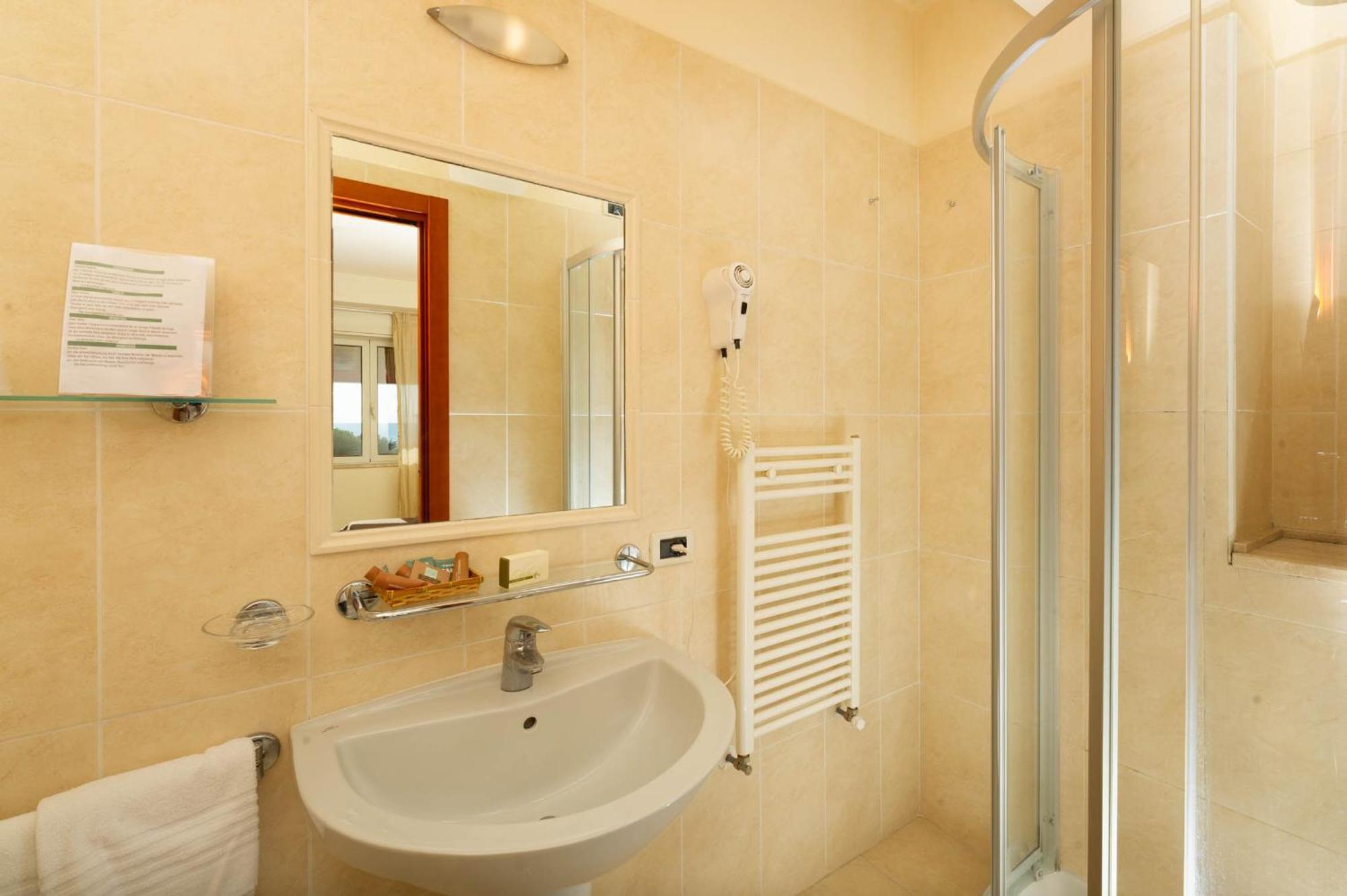 Hotel Nuova Sabrina Марина-ді-П'єтразанта Екстер'єр фото