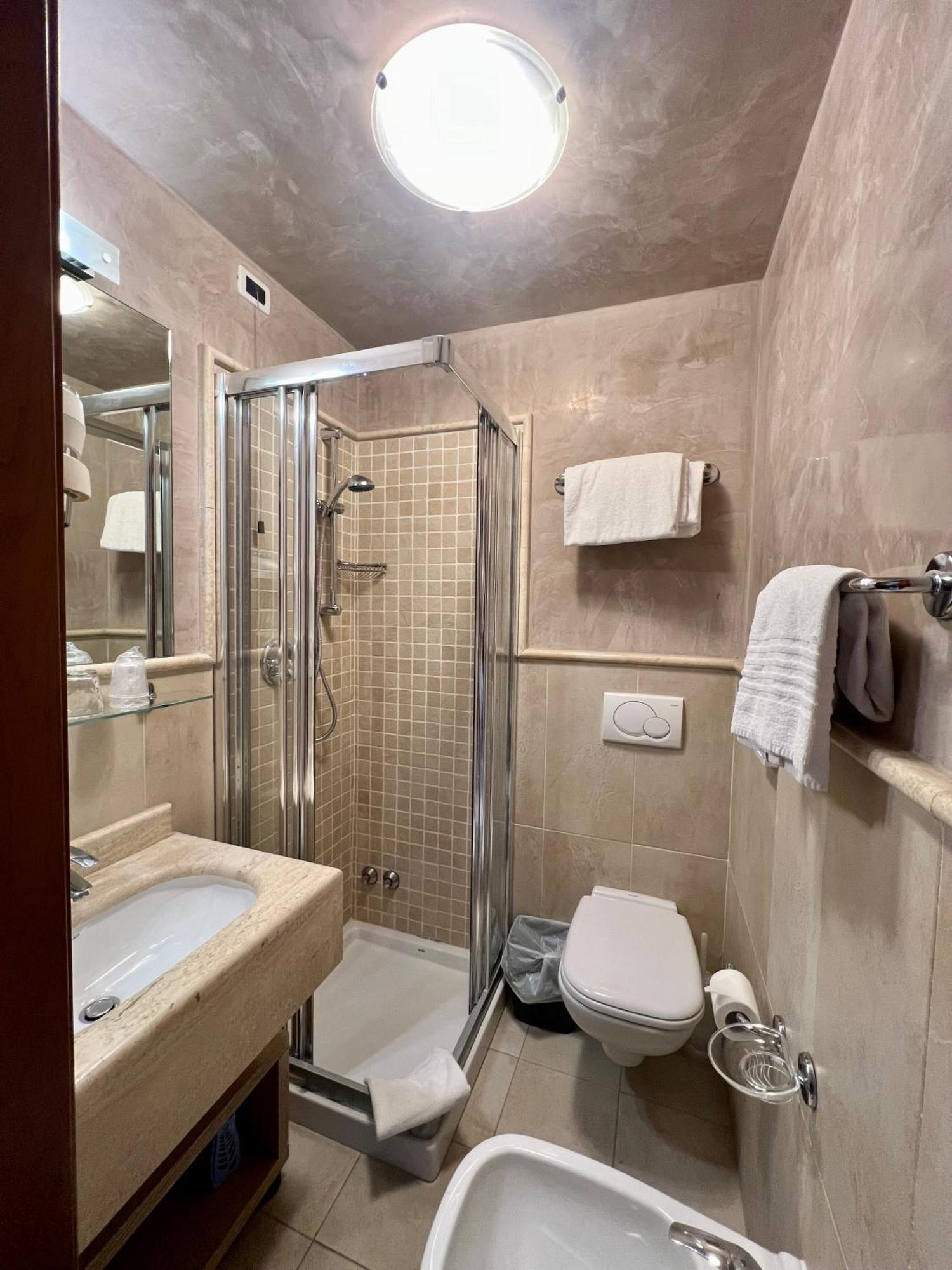 Hotel Nuova Sabrina Марина-ді-П'єтразанта Екстер'єр фото
