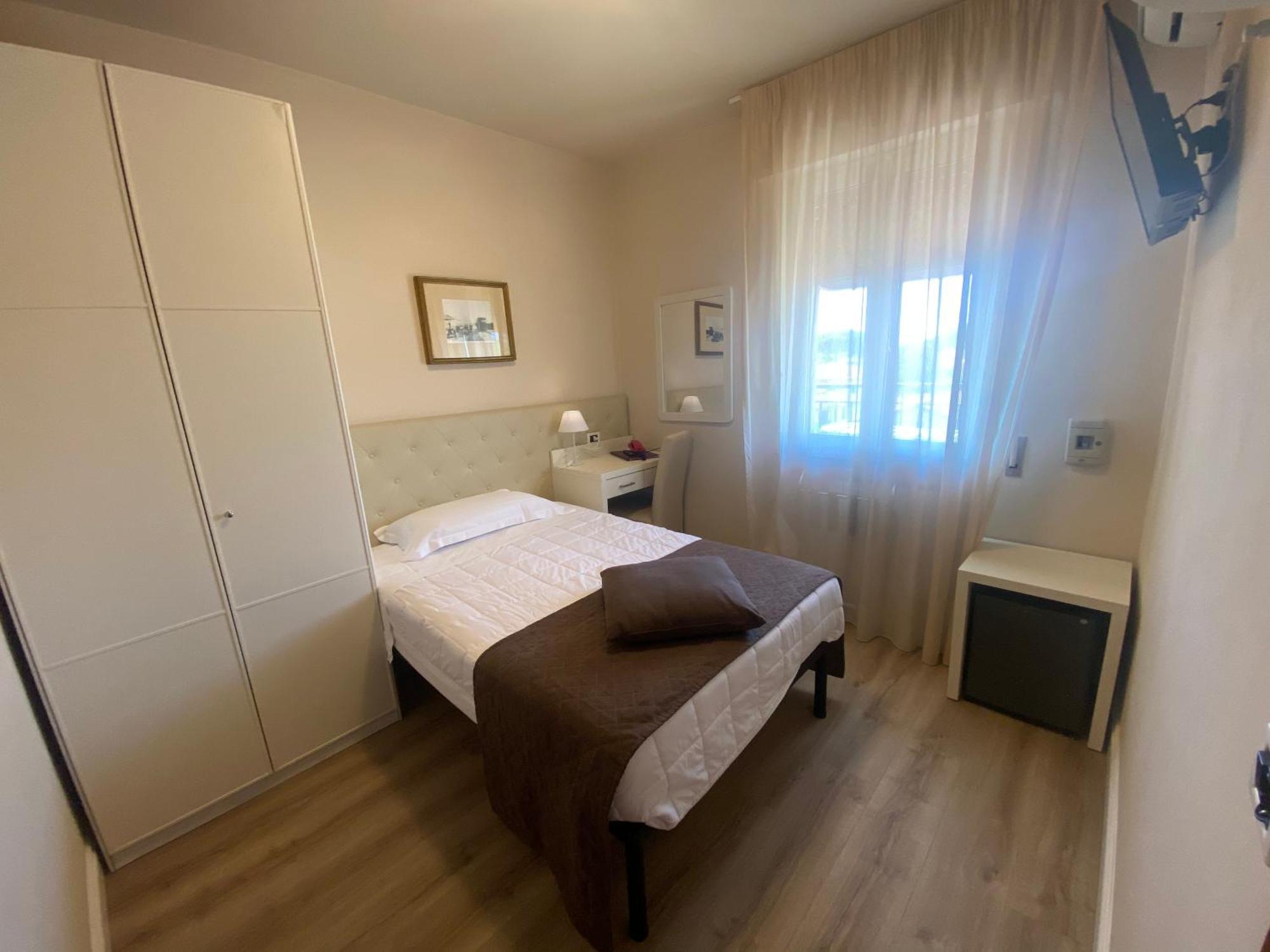Hotel Nuova Sabrina Марина-ді-П'єтразанта Екстер'єр фото