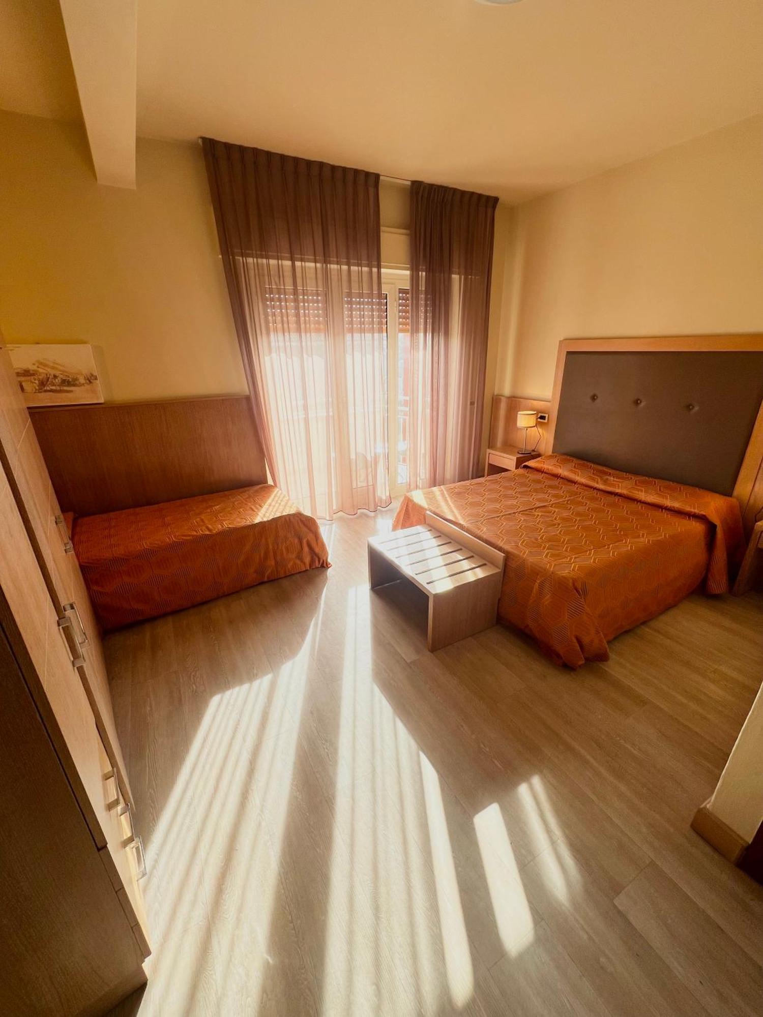Hotel Nuova Sabrina Марина-ді-П'єтразанта Екстер'єр фото