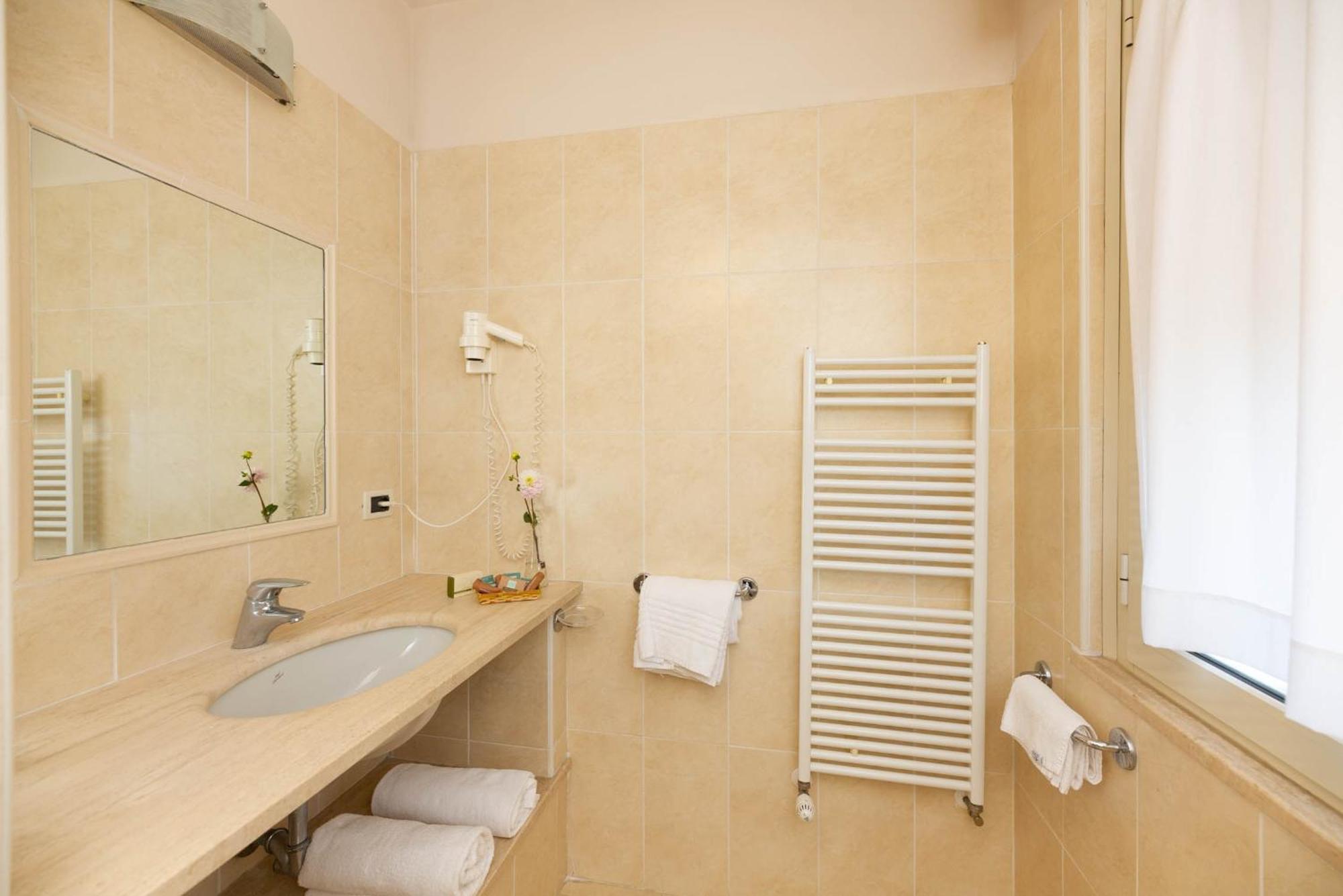 Hotel Nuova Sabrina Марина-ді-П'єтразанта Екстер'єр фото