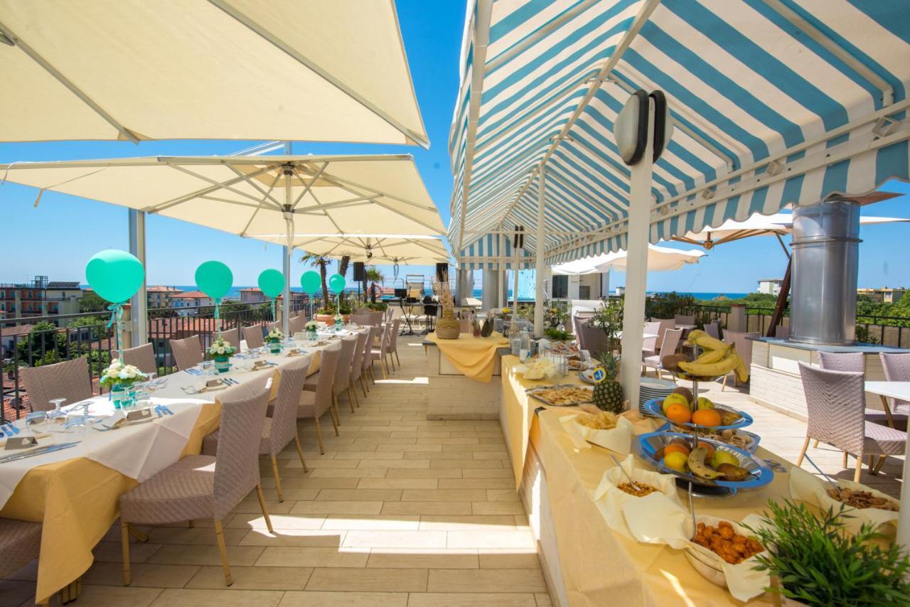 Hotel Nuova Sabrina Марина-ді-П'єтразанта Екстер'єр фото