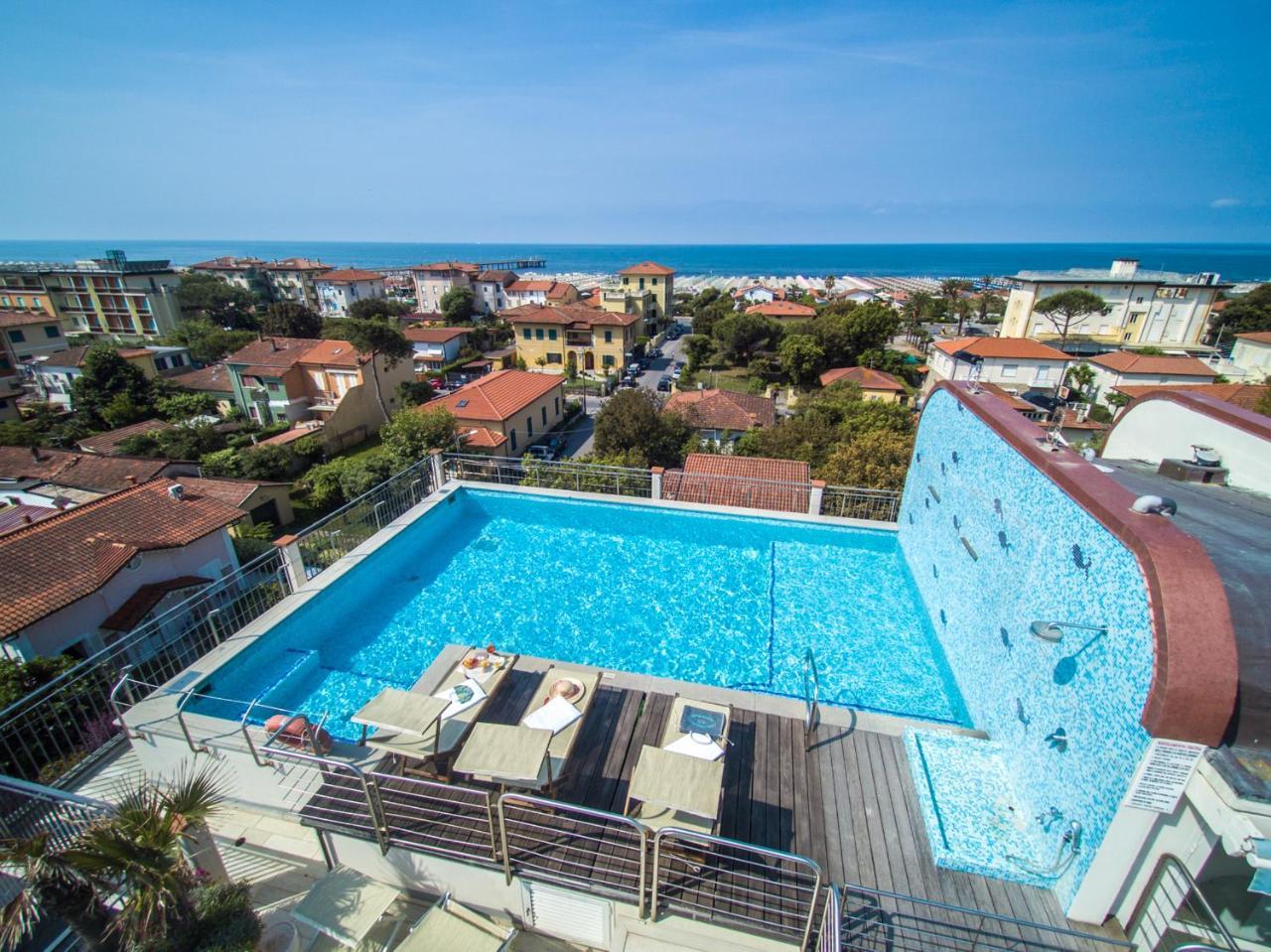 Hotel Nuova Sabrina Марина-ді-П'єтразанта Екстер'єр фото